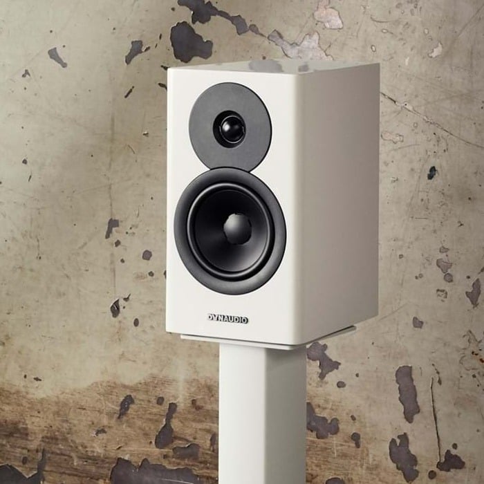 dynaudio-evoke-10-white-lifestyle-02-crop-1-2