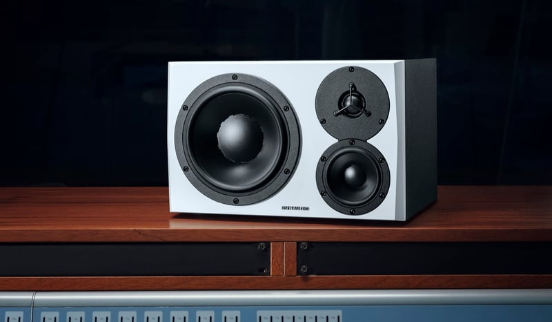 The balanced sound of LYD 48 gives quick and great results
